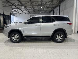 Toyota Fortuner 2.4GD-6 manual - Image 4