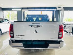 Mitsubishi Triton 2.4DI-D double cab GLS 4x4 manual - Image 4