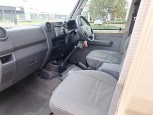 Toyota Land Cruiser 79 4.5D-4D V8 double cab LX - Image 11