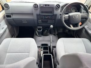 Toyota Land Cruiser 79 4.5D-4D V8 single cab LX - Image 6