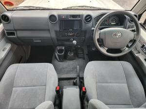 Toyota Land Cruiser 76 4.5D-4D V8 station wagon LX - Image 6