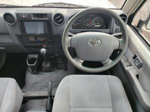 Toyota Land Cruiser 76 4.5D-4D V8 station wagon LX - Image 8