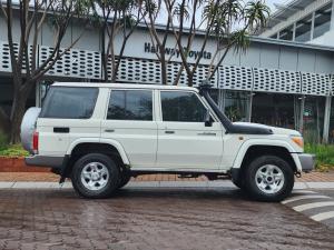 Toyota Land Cruiser 76 4.5D-4D V8 station wagon LX - Image 3