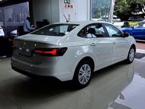 Volkswagen Polo sedan 1.6 manual - Image 6