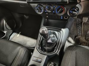 Toyota Hilux 2.4GD-6 double cab 4x4 Raider manual - Image 18