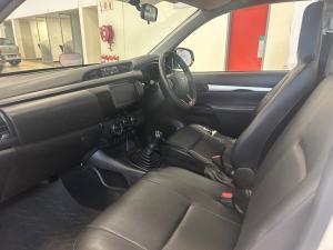 Toyota Hilux 2.0 - Image 7