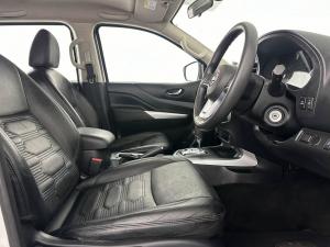 Nissan Navara 2.5DDTI SE Plus automatic D/C - Image 17
