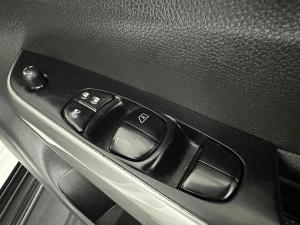 Nissan Navara 2.5DDTI SE Plus automatic D/C - Image 6