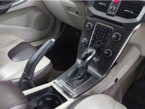 Volvo V40 Cross Country T4 Excel auto - Image 12