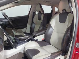 Volvo V40 Cross Country T4 Excel auto - Image 7