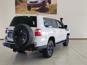 Toyota Land Cruiser 200 4.5D-4D V8 GX-R - Image 2
