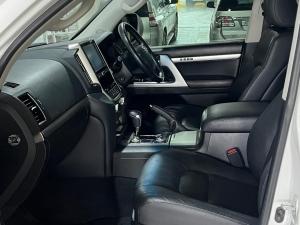 Toyota Land Cruiser 200 4.5D-4D V8 VX-R - Image 7