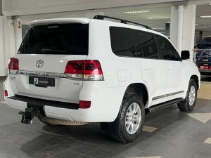 Toyota Land Cruiser 200 4.5D-4D V8 VX-R - Image 2