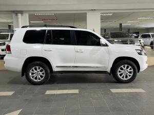 Toyota Land Cruiser 200 4.5D-4D V8 VX-R - Image 3