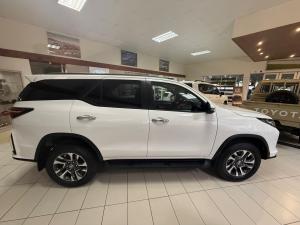 Toyota Fortuner 2.8GD-6 4x4 VX - Image 3