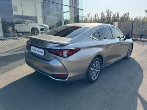 Lexus ES 300h EX - Image 4