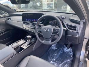 Lexus ES 300h EX - Image 8