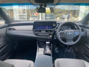 Lexus ES 300h EX - Image 9