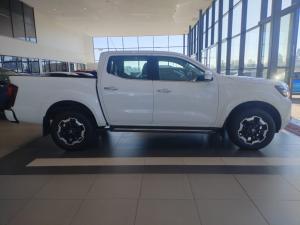 Nissan Navara 2.5DDTI LE/LE Plus automatic D/C - Image 11