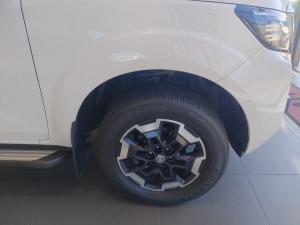 Nissan Navara 2.5DDTI LE/LE Plus automatic D/C - Image 5