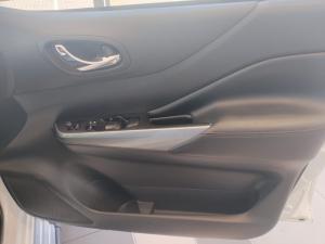 Nissan Navara 2.5DDTI LE/LE Plus automatic D/C - Image 9