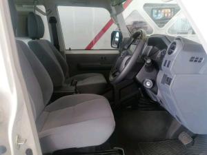 Toyota Land Cruiser 79 2.8GD-6 double cab - Image 14