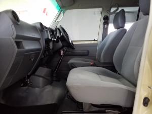 Toyota Land Cruiser 79 4.2D double cab - Image 7