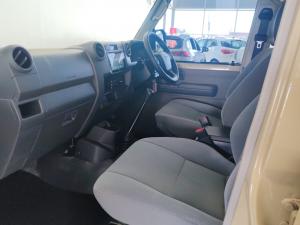 Toyota Land Cruiser 79 4.2D double cab - Image 9