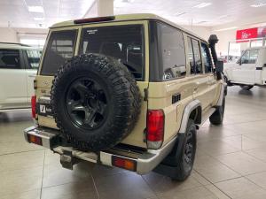 Toyota Land Cruiser 76 4.5D-4D V8 station wagon LX - Image 2