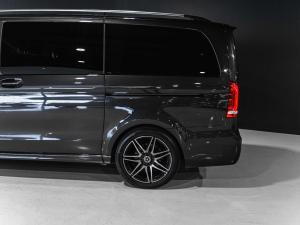 Mercedes-Benz V-Class V300d Avantgarde AMG Line - Image 14