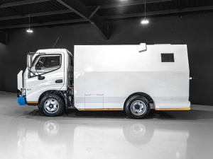 Hino Hino 300 614 LWBChassis Cab - Image 18