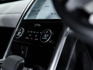Land Rover Discovery D300 R-Dynamic SE - Image 11