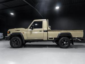 Toyota Land Cruiser 79 2.8GD-6 single cab auto - Image 2