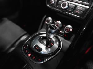 Audi R8 5.2 V10 Spyder quattro auto - Image 10