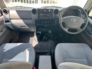 Toyota Land Cruiser 76 4.5D-4D V8 station wagon LX - Image 12