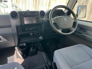 Toyota Land Cruiser 76 4.5D-4D V8 station wagon LX - Image 14