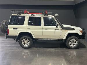 Toyota Land Cruiser 76 4.5D-4D V8 station wagon LX - Image 3