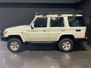 Toyota Land Cruiser 76 4.5D-4D V8 station wagon LX - Image 4