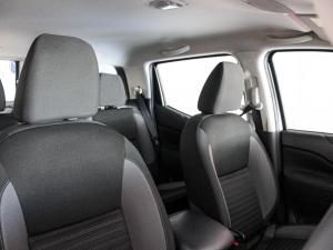 Nissan Navara 2.5DDTi double cab SE Plus auto - Image 16