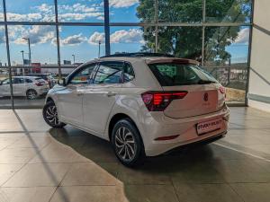 Volkswagen Polo hatch 1.0TSI Life auto - Image 4
