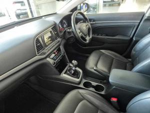 Hyundai Elantra 1.6 Executive - Image 14
