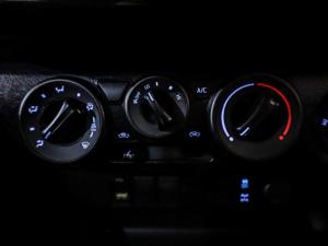 Toyota Hilux 2.4GD-6 double cab 4x4 Raider manual - Image 16