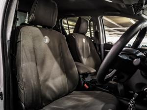 Toyota Hilux 2.4GD-6 double cab 4x4 Raider manual - Image 7