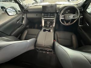 Toyota Land Cruiser 300 3.3D GR-Sport - Image 8