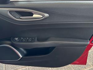 Alfa Romeo Giulia 2.0T Veloce - Image 10