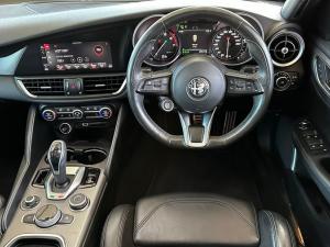 Alfa Romeo Giulia 2.0T Veloce - Image 11