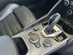 Alfa Romeo Giulia 2.0T Veloce - Image 20
