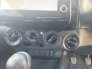 Toyota Hilux 2.4GD-6 double cab 4x4 Raider manual - Image 16