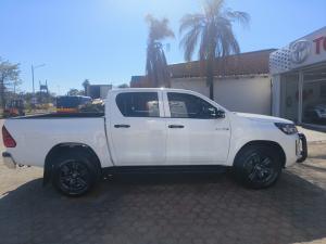 Toyota Hilux 2.4GD-6 double cab 4x4 Raider manual - Image 3