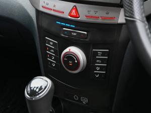 Mahindra XUV300 1.2T W6 - Image 12